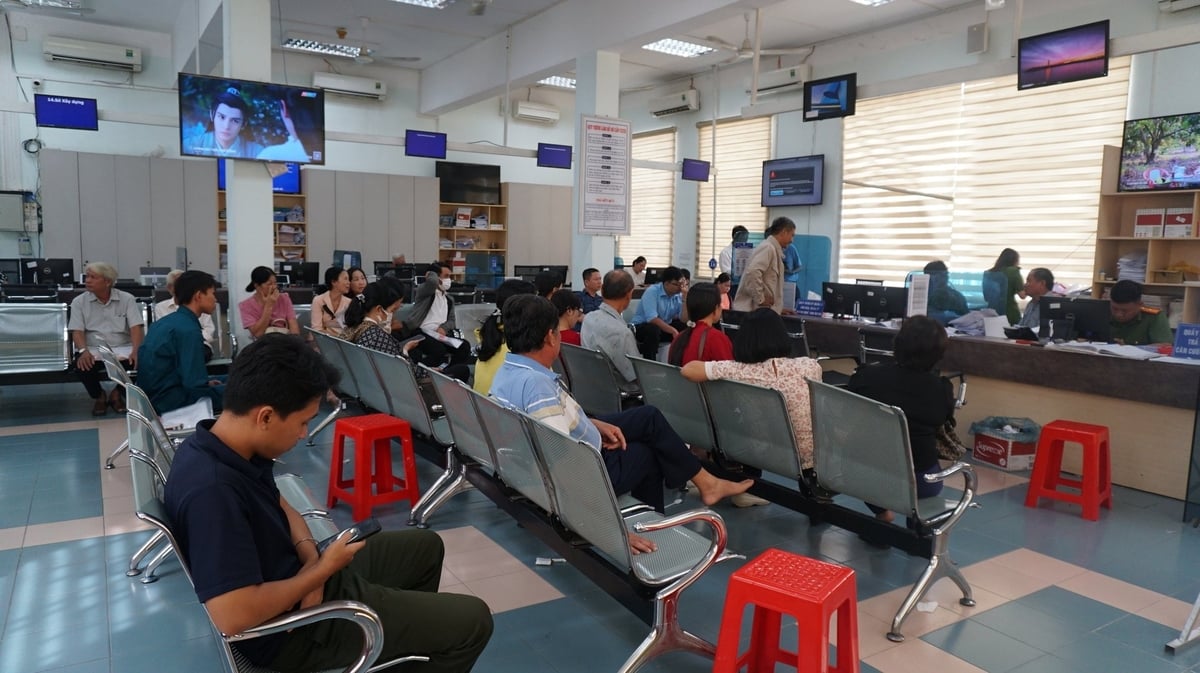 Người dân đến Trung tâm Hành chính công tỉnh Tây Ninh giải quyết thủ tục hành chính. Ảnh: Trần Trung.