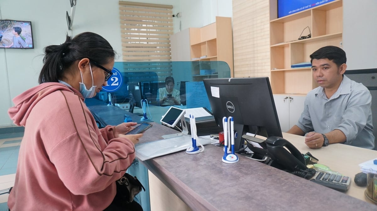 Lượng người dân đến nộp hồ sơ, nhất là các quầy từng 'nóng' như đất đai, tài nguyên, nông nghiệp… tại cấp tỉnh đã giảm rõ rệt. Ảnh: Trần Trung.