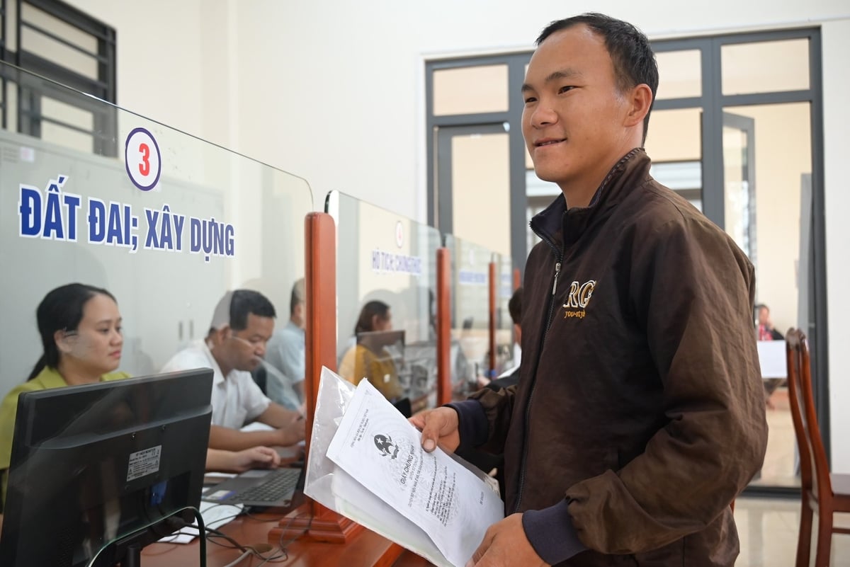Anh Cừ Seo Nhà, người dân tộc Mông ở xã Đắk R’Măng cũ vui mừng sau khi được giải quyết xong thủ tục về đất đai tại Trung tâm phục vụ hành chính công xã Tà Đùng mới. Ảnh: Phạm Hoài.