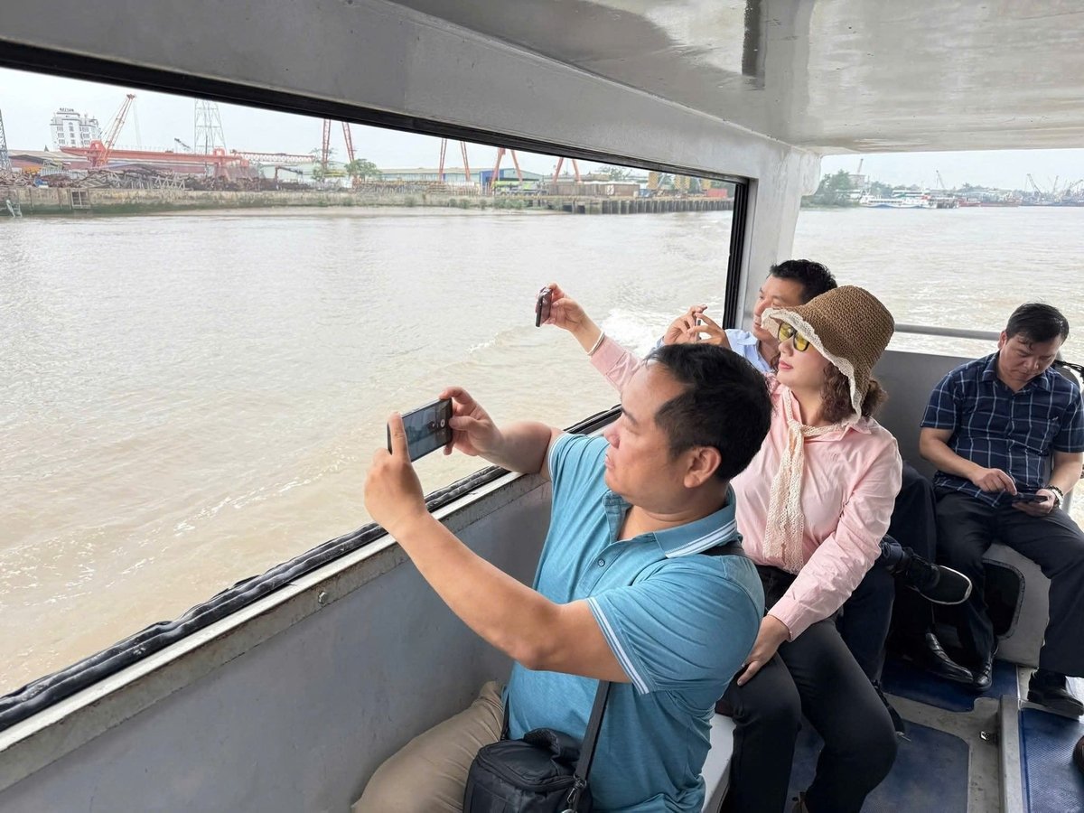 Khách du lịch thích thú khi được trải nghiệm trên các con sông ngắm thành phố Hải Phòng. Ảnh: Đinh Mười.
