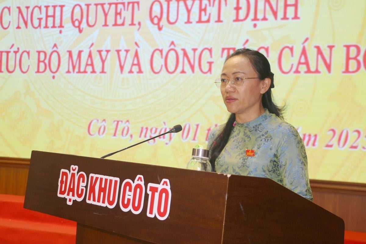 Bà Lê Ngọc Hân tại lễ công bố các quyết định về công tác tổ chức và cán bộ Đặc khu Cô Tô. Ảnh: Truyền thông Cô Tô. 
