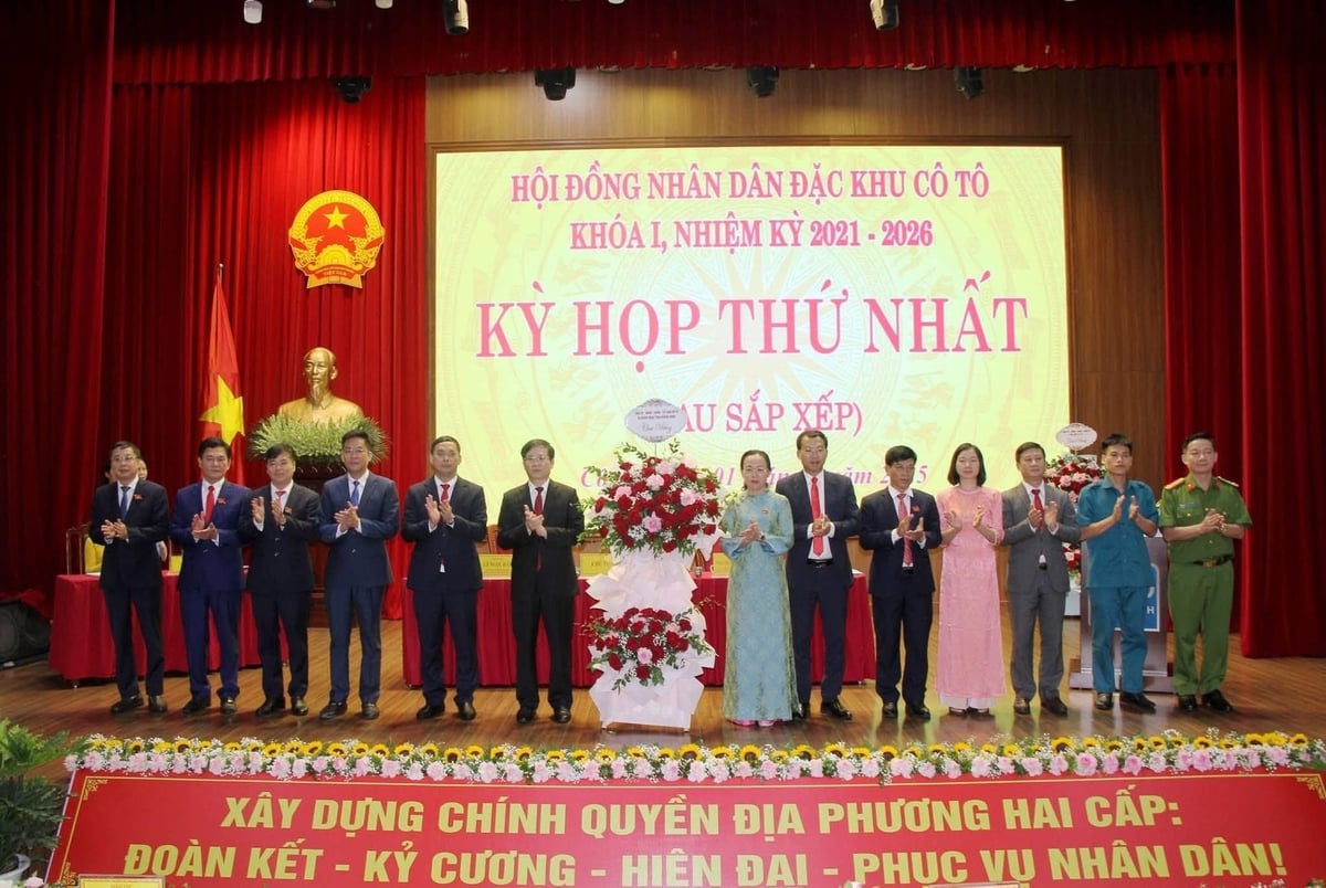 Ngày 1/7/2025, HĐND Đặc khu Cô Tô tổ chức Kỳ họp thứ nhất, nhiệm kỳ 2021- 2026. Đây là kỳ họp đầu tiên khi Đặc khu Cô Tô chính thức được thành lập, kỳ họp có ý nghĩa đặc biệt quan trọng trong việc kiện toàn tổ chức bộ máy chính quyền địa phương hai cấp theo mô hình mới. Ảnh: Truyền thông Cô Tô. 