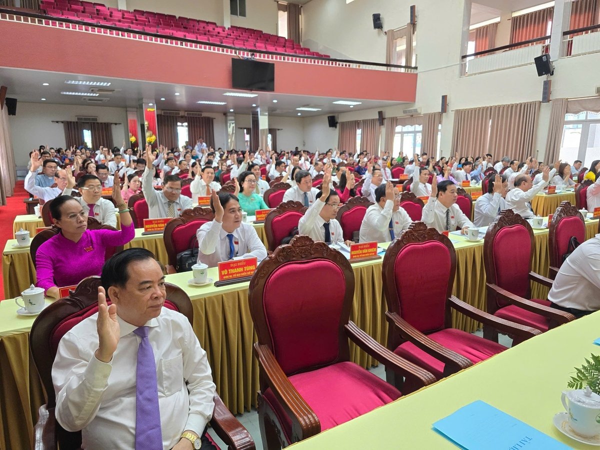 Các đại biểu HĐND tỉnh Vĩnh Long biểu quyết thông qua các nghị quyết tại kỳ họp thứ nhất, HĐND tỉnh Vĩnh Long khóa X nhiệm kỳ 2021-2026. Ảnh: Lê Hùng.