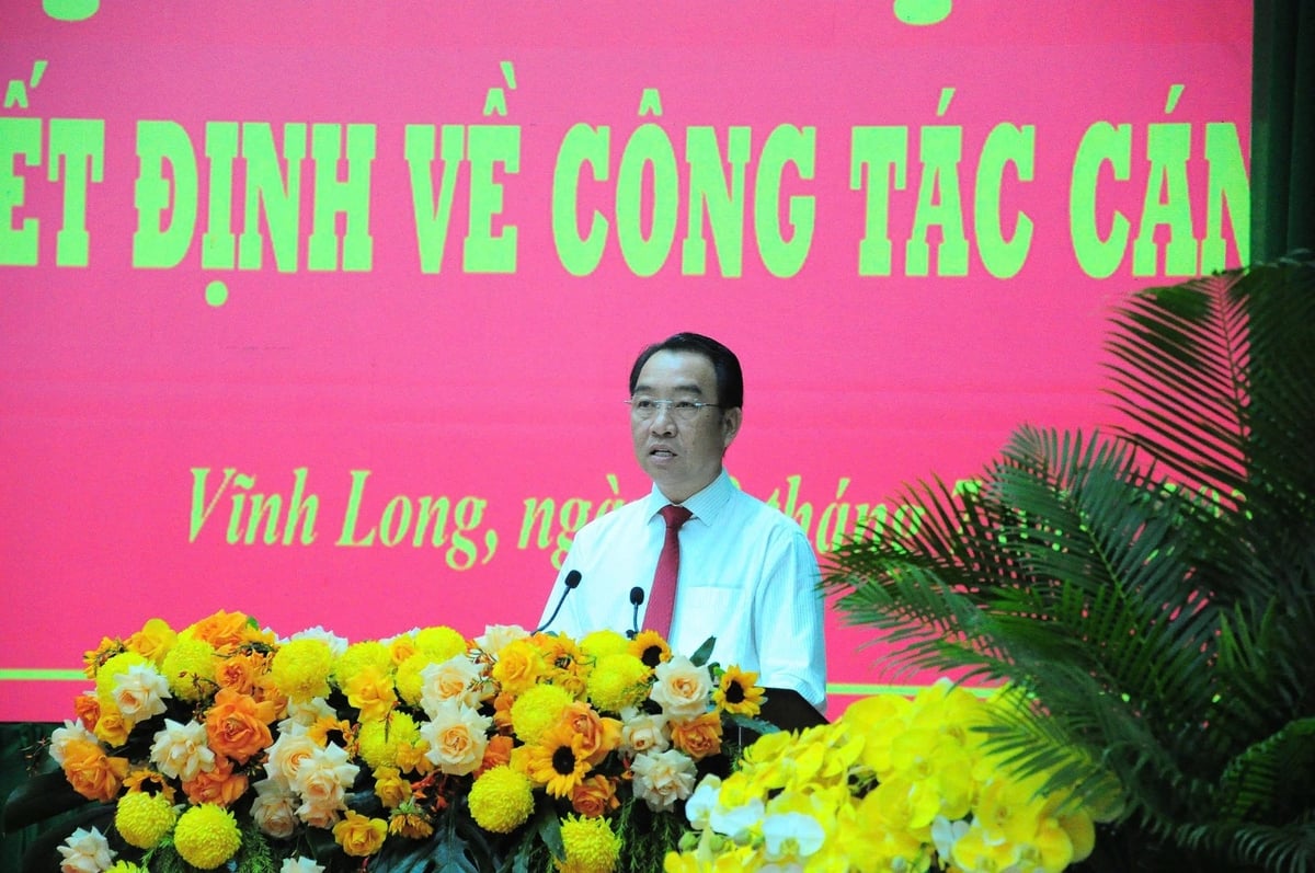 Ông Lữ Quang Ngời, Chủ tịch UBND tỉnh Vĩnh Long phát biểu chỉ đạo tại Hội nghị công bố các quyết định về việc bổ nhiệm cán bộ, công chức lãnh đạo các sở, ban, ngành tỉnh Vĩnh Long. Ảnh: Lê Hùng.