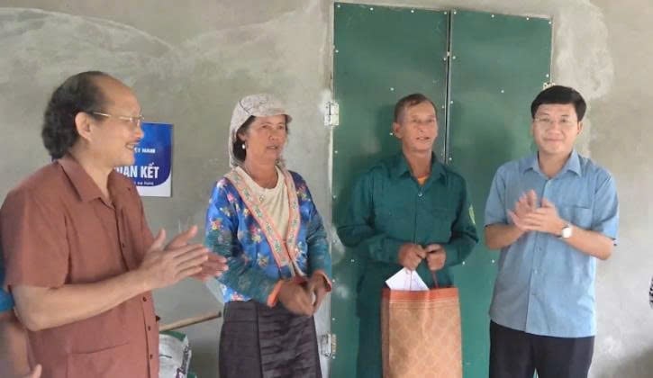 Ông Mùa A Vảng (ngoài cùng bên tay phải) - Chủ tịch Ủy ban MTTQ tỉnh Điện Biên trao quà cho hộ nghèo được hỗ trợ làm nhà. Ảnh: Hoàng Châu.