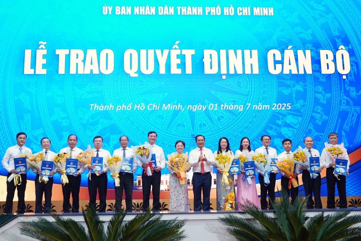 Chủ tịch UBND TP.HCM chụp hình cùng các Giám đốc Sở, ngành TP.HCM. Ảnh: Nguyễn Thủy.