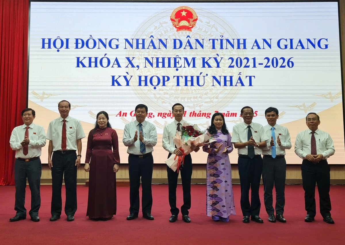 Ông Nguyễn Thanh Nhàn (đứng giữa) được chỉ định giữ chức Chủ tịch HĐND tỉnh An Giang và ba Phó Chủ tịch HĐND tỉnh gồm bà Lê Hồng Thắm, bà Đình Thị Việt Huỳnh và ông Giang Văn Phục. Ảnh: Trung Chánh.