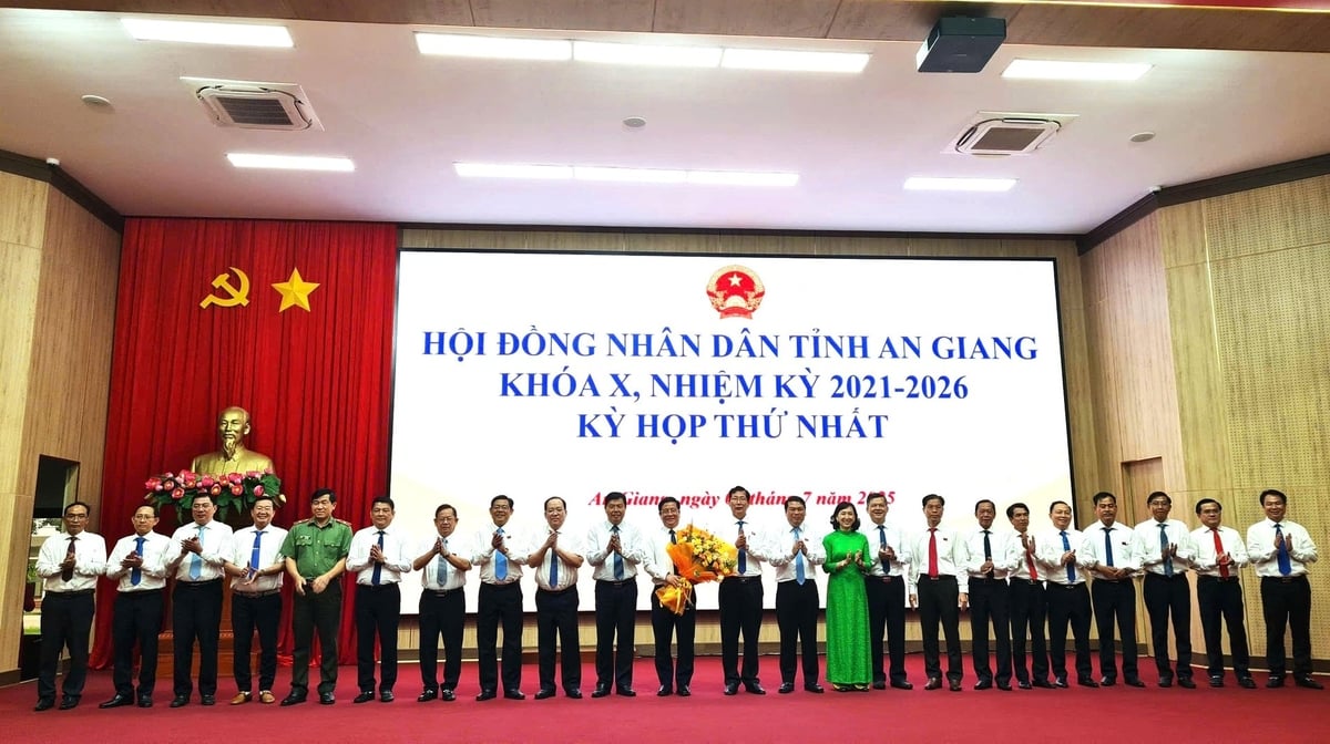 HĐND tỉnh An Giang chỉ định 16 ủy viên UBND tỉnh An Giang, đồng thời chỉ định làm thủ trưởng các sở, ngành, Văn phòng mới được thành lập thuộc UBND tỉnh An Giang. Ảnh: Trung Chánh.