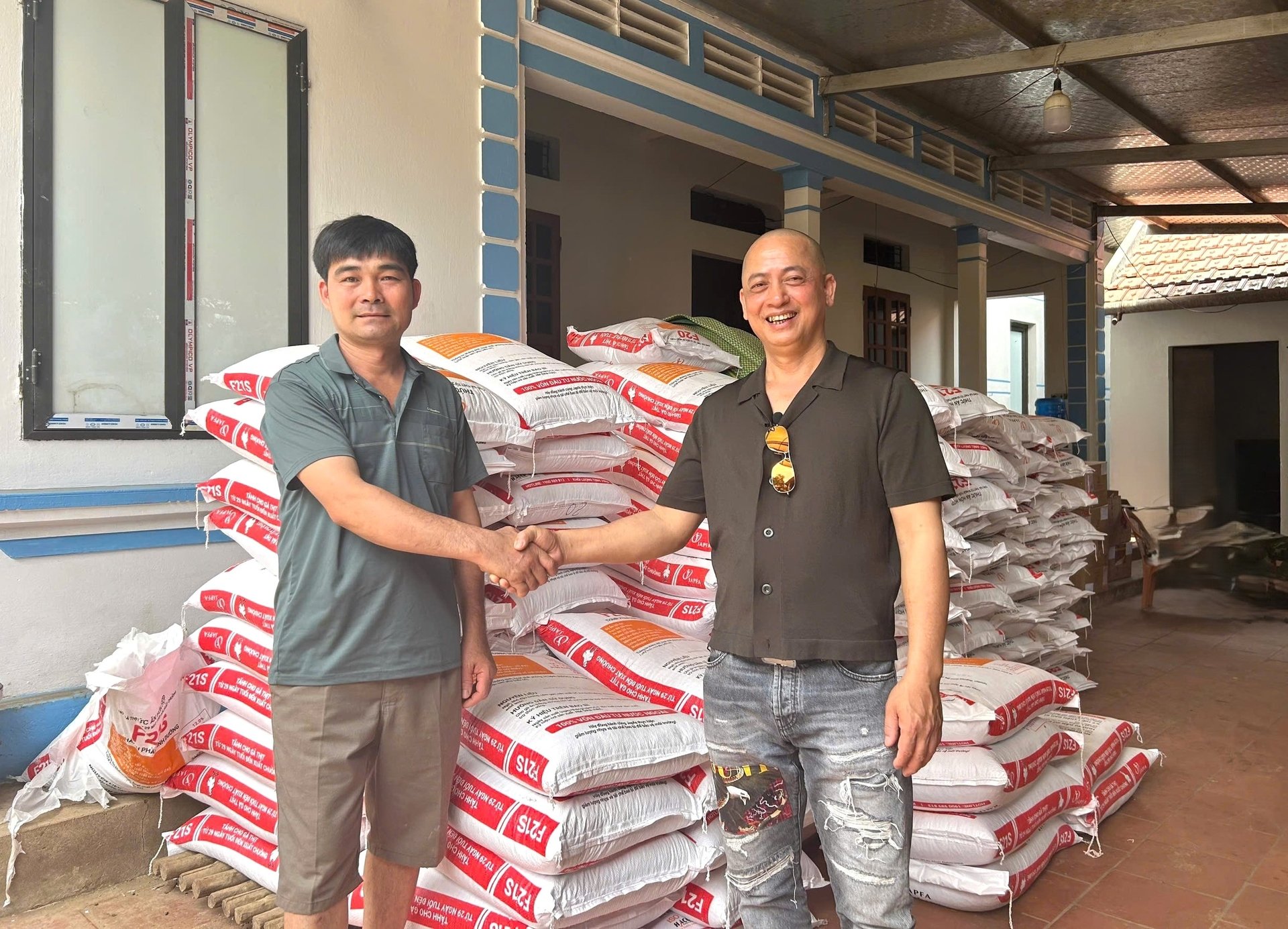 Với chất lượng tốt và dịch vụ hỗ trợ nhanh chóng, anh Nguyễn Văn Tuấn (xã Xuân Lương, tỉnh Bắc Ninh) yên tâm hợp tác với anh Thống để phát triển chăn nuôi.