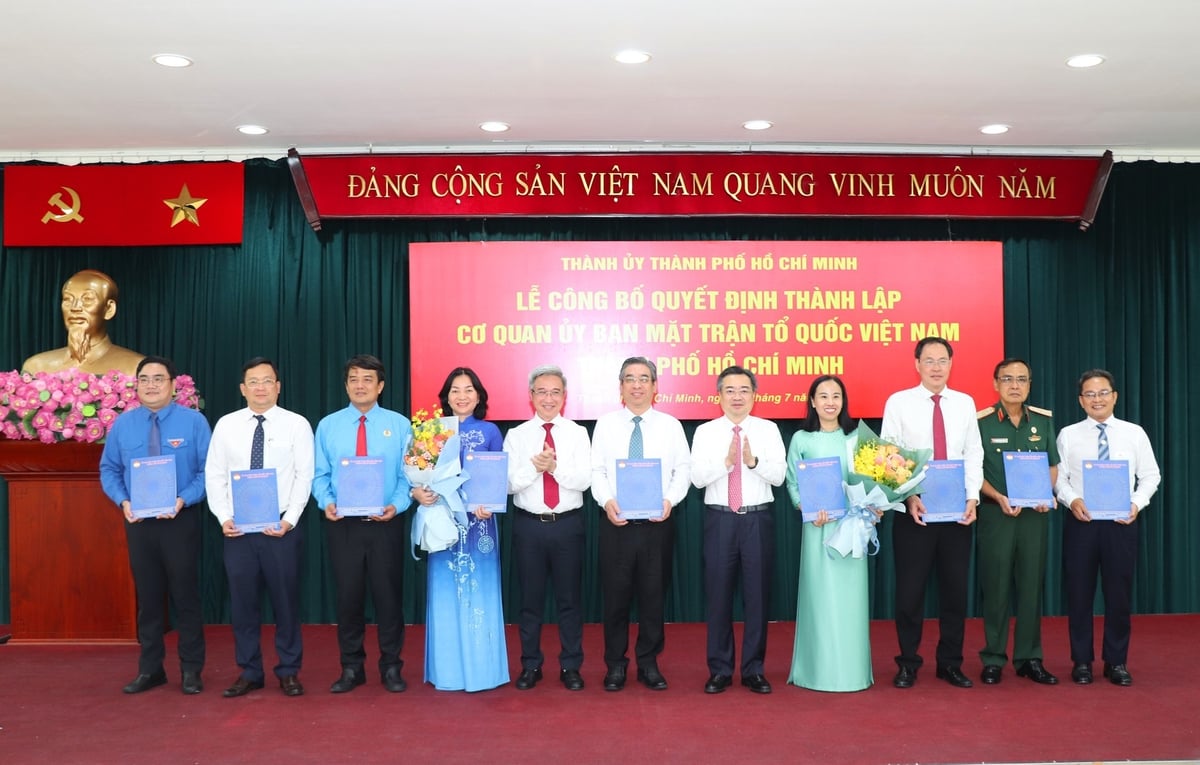 Phó Bí thư Thành ủy TP.HCM Nguyễn Thanh Nghị trao quyết định cho Thường trực Ủy ban MTTQ Việt Nam TP.HCM. Ảnh: Anh Hoàng.