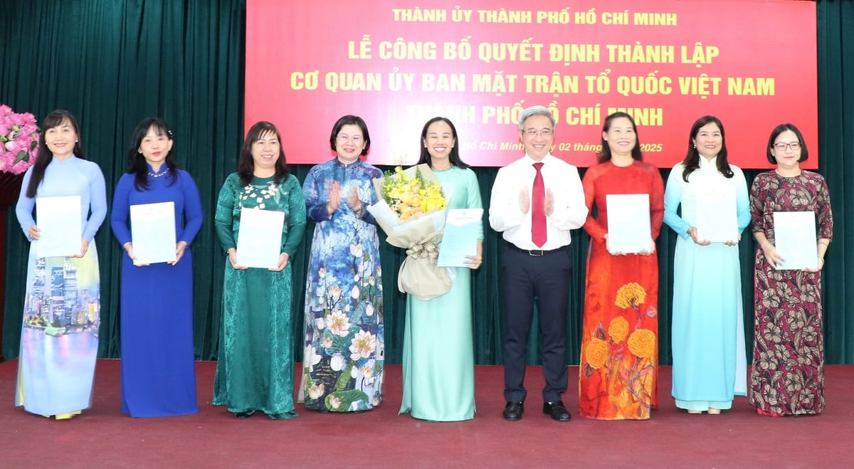 Trao quyết định cho Hội Liên hiệp Phụ nữ TP.HCM. Ảnh: Anh Hoàng.