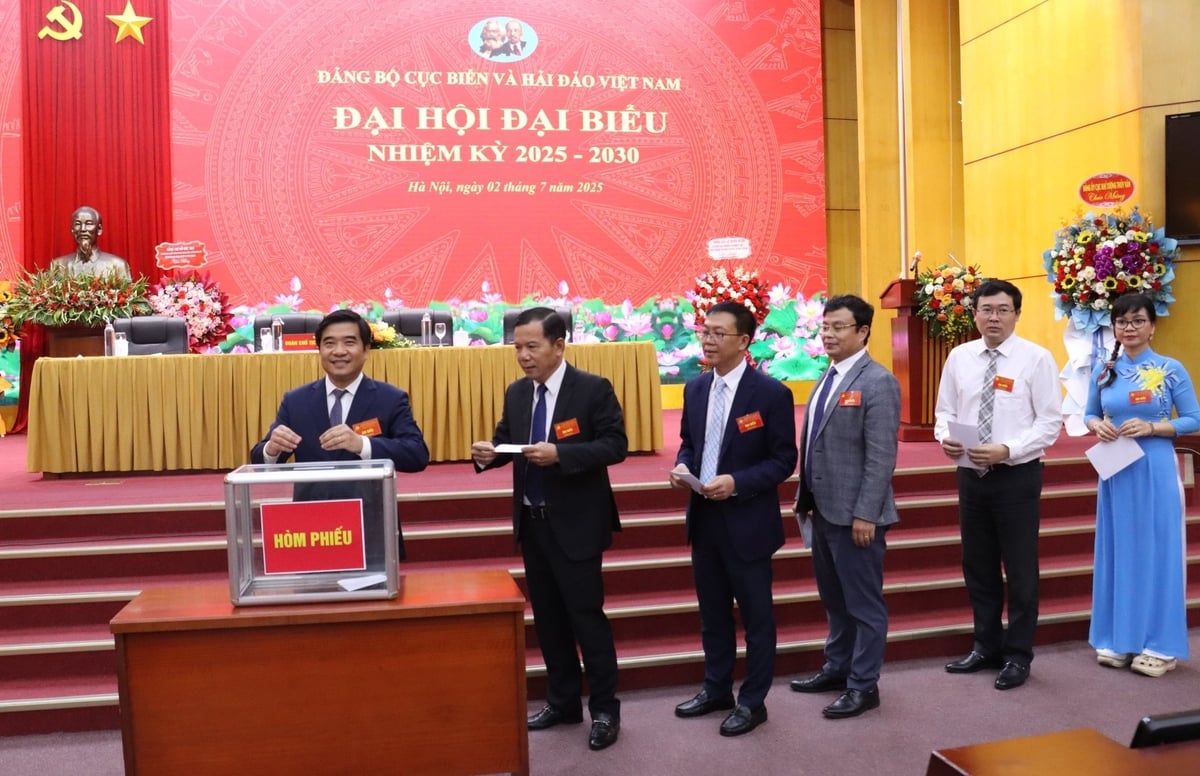 Các đại biểu bầu các đồng chí tham gia Ban chấp hành Đảng bộ Cục Biển và Hải đảo Việt Nam nhiệm kỳ 2025-2030. Ảnh: Nguyễn Thủy.