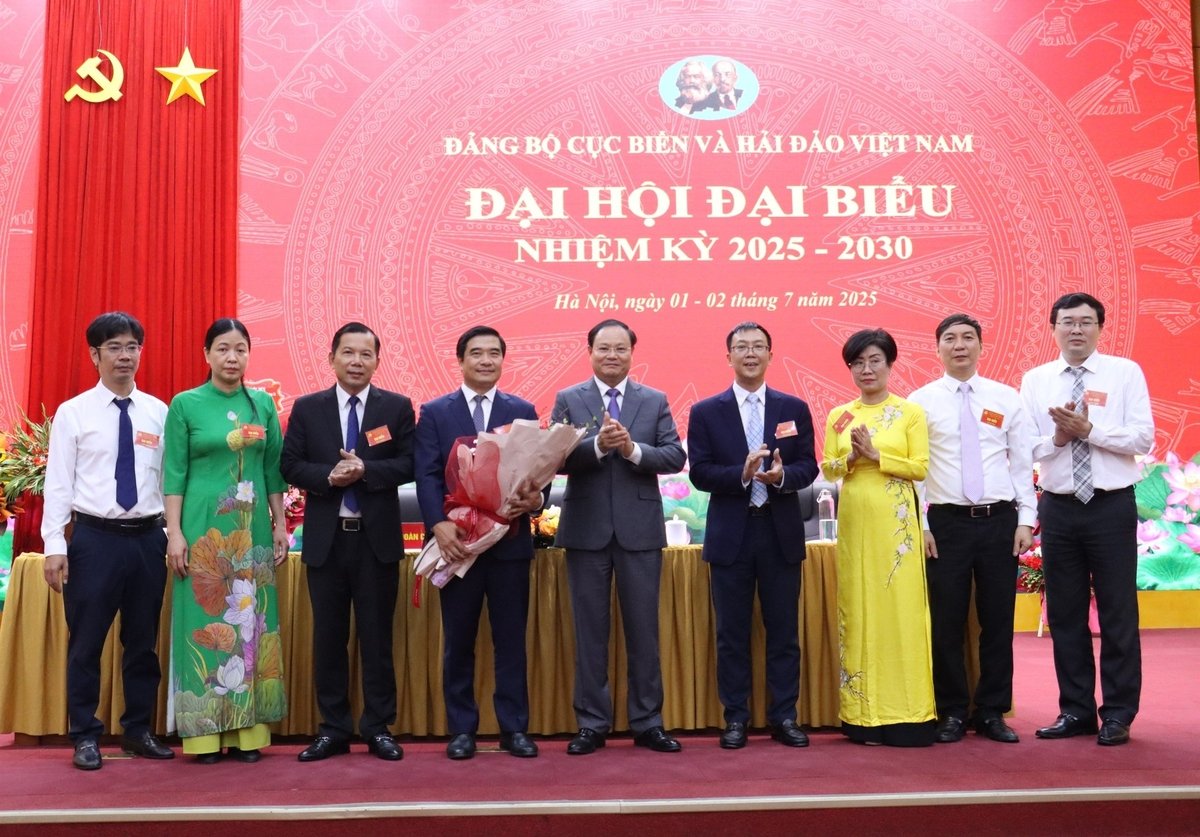 Thứ trưởng Lê Minh Ngân tặng hoa, chúc mừng Ban chấp hành Đảng bộ Cục khóa mới. Ảnh: Nguyễn Thủy.