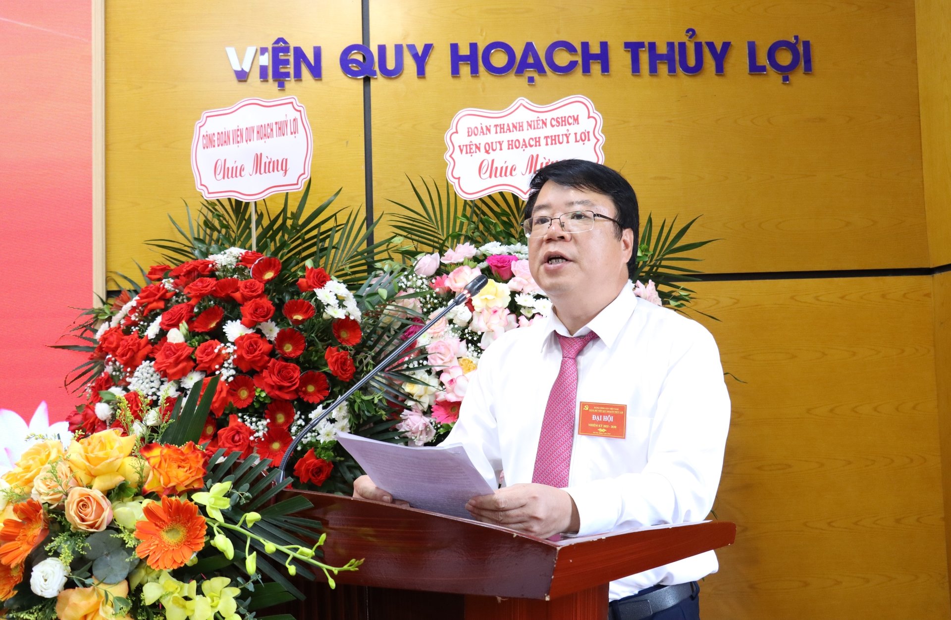 Đồng chí La Đức Dũng, Bí thư Đảng ủy, Viện trưởng Viện Quy hoạch Thủy lợi phát biểu. Ảnh: Nguyễn Thủy.