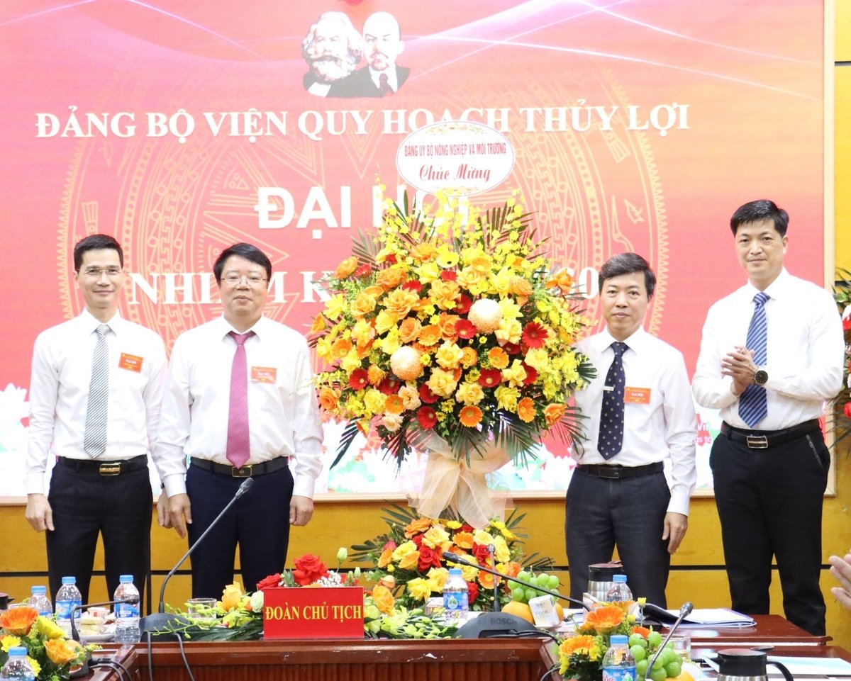 Thay mặt lãnh đạo Đảng ủy Bộ NN-MT, đồng chí Cù Ngọc Linh, Phó Chánh Văn phòng Đảng ủy Bộ tặng hoa chúc mừng thành công Đại hội. Ảnh: Nguyễn Thủy.