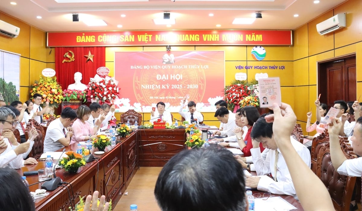 Các đại biểu biểu quyết thông qua Nghị quyết Đại hội Đảng bộ Viện Quy hoạch Thủy lợi nhiệm kỳ 2025-2030. Ảnh: Nguyễn Thủy.