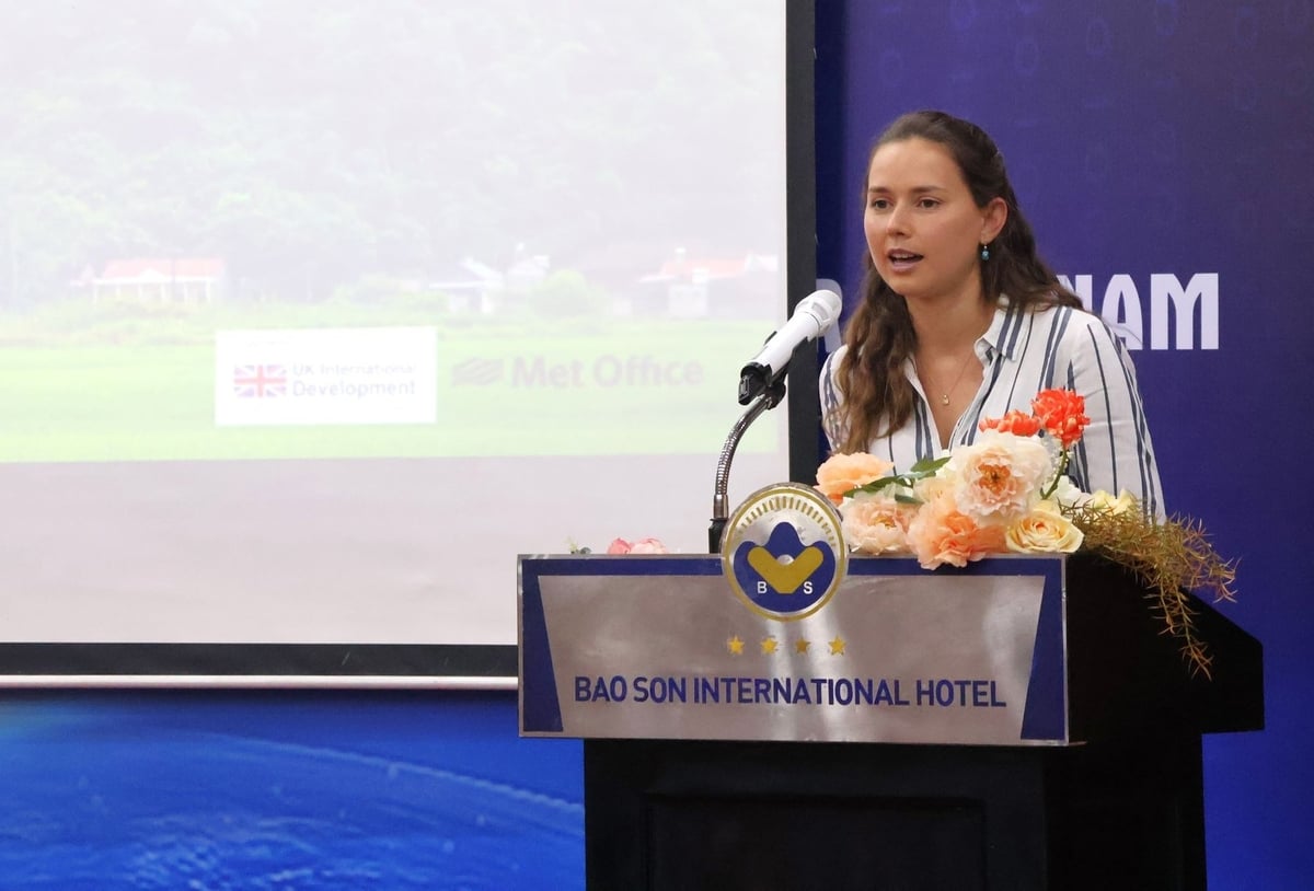 Bà Emma Dyer - Cơ quan Khí tượng Vương quốc Liên hiệp Anh và Bắc Ailen trao đổi về việc áp dụng mô hình hiện đại giúp đưa ra kịch bản biến đổi khí hậu có độ phân giải cao. Ảnh: Trung Nguyên. 