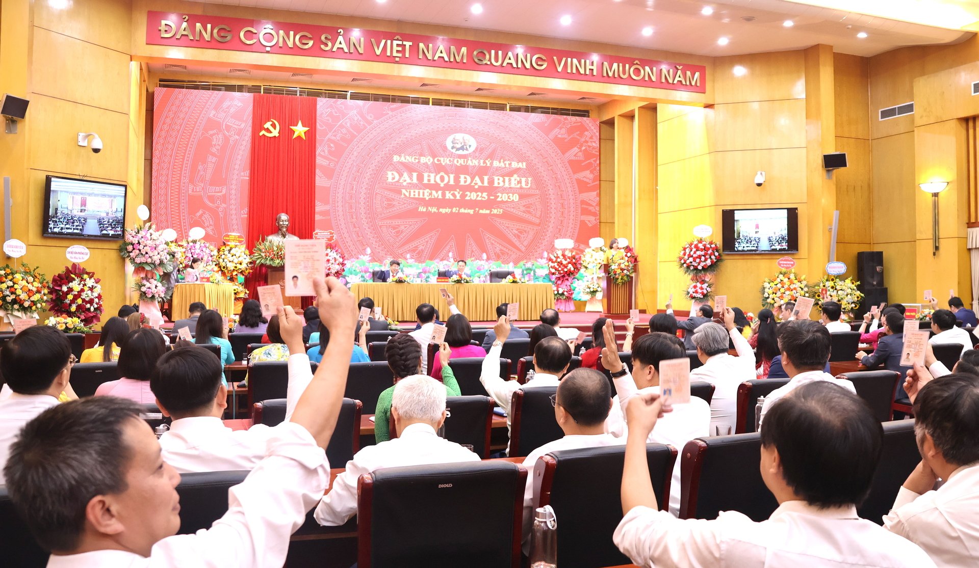 Đại hội biểu quyết thông qua Nghị quyết nhiệm kỳ 2025–2030 với tinh thần nhất trí cao. Ảnh: Trường Giang.