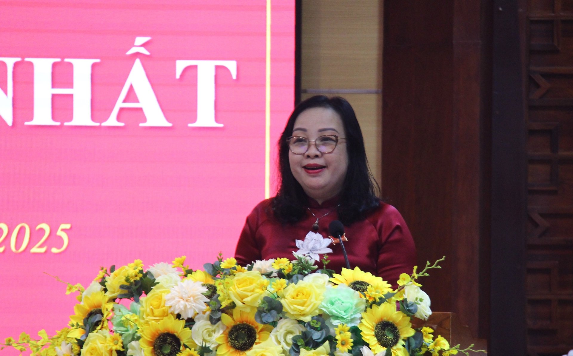 Bà Cao Thị Hòa An, Phó Bí thư Thường trực Tỉnh ủy, Chủ tịch HĐND tỉnh Đắk Lắk phát biểu tại kỳ họp. Ảnh: Tuấn Phúc.