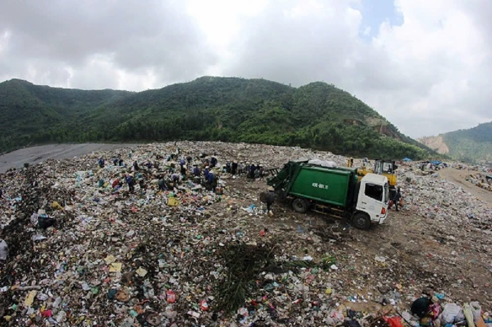 Khu vực bãi rác Khánh Sơn đã bị quá tải. Ảnh: Lan Anh.