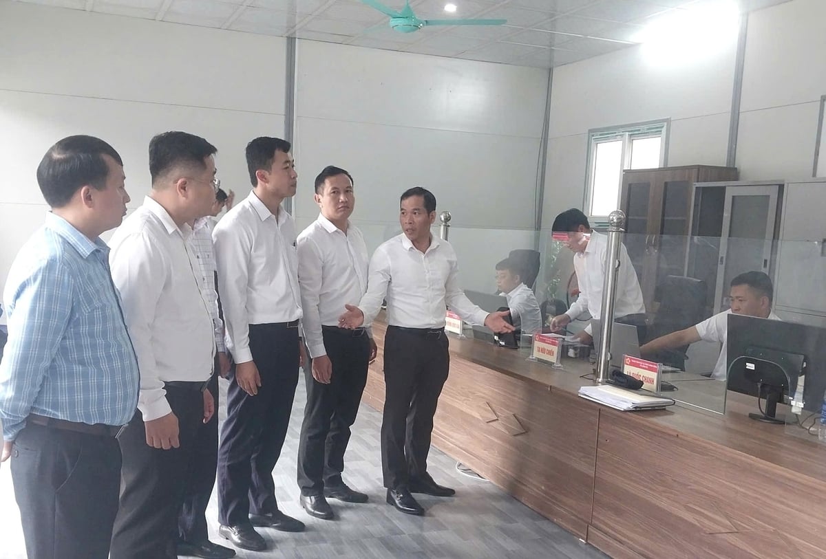 Bí thư Đảng ủy xã Lũng Cú Dương Ngọc Đức cùng các cán bộ kiểm tra công tác chuẩn bị trong ngày làm việc đầu tiên tại Trung tâm hành chính công xã Lũng Cú, tỉnh Tuyên Quang. Ảnh: NĐ.