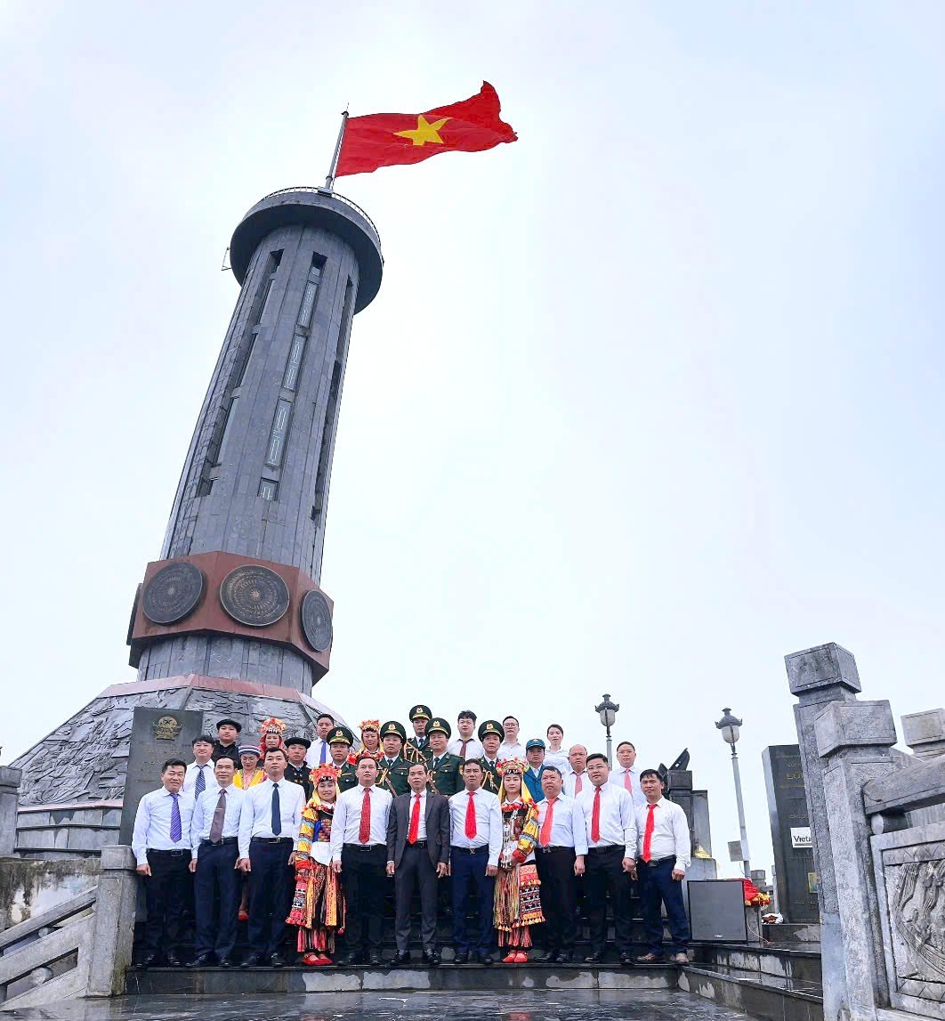 Cán bộ xã Lũng Cú, tỉnh Tuyên Quang tại cột cờ Lũng Cú thiêng liêng của Tổ quốc. Ảnh: NĐ.