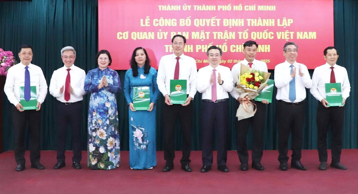Phó Bí thư Thành ủy TP.HCM Nguyễn Thanh Nghị trao quyết định cho lãnh đạo Hội Nông dân TP.HCM. Ảnh: Anh Hoàng.