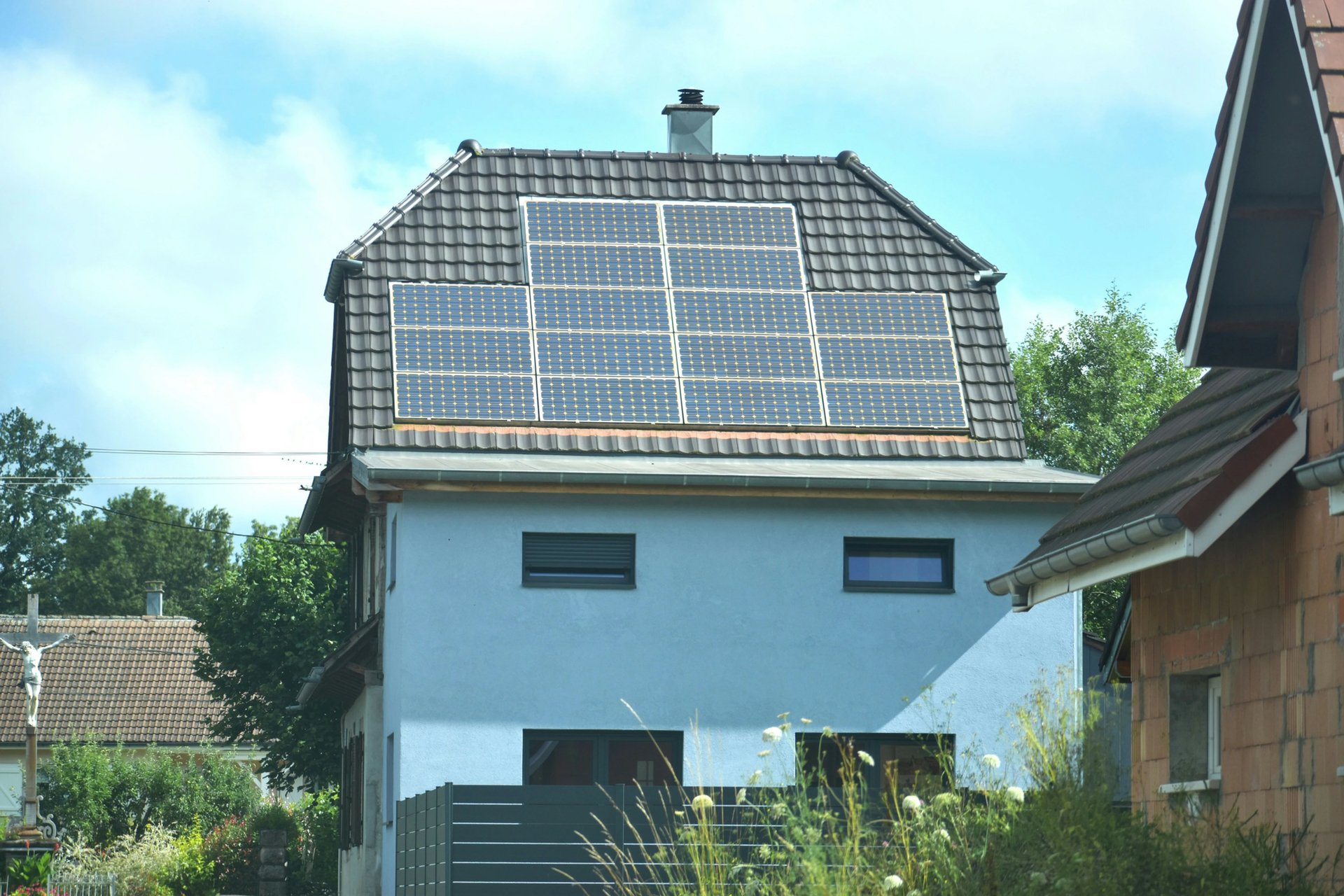 Các tòa nhà xây mới ở Anh được yêu cầu trang bị hệ thống quang điện mặt trời (PV) bao phủ ít nhất 40% diện tích sàn. Ảnh: Sustainable times.
