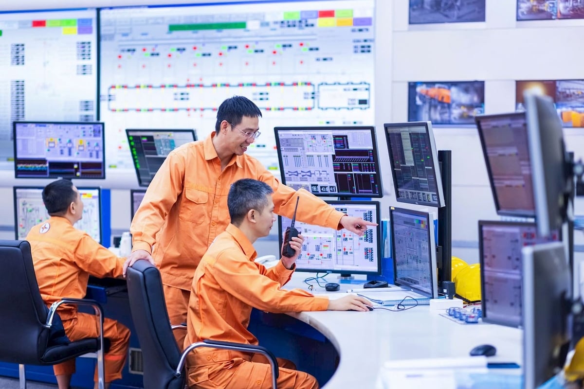 Lực lượng vận hành tập trung cao độ để đảm bảo sản xuất. Ảnh: EVNGENCO1.