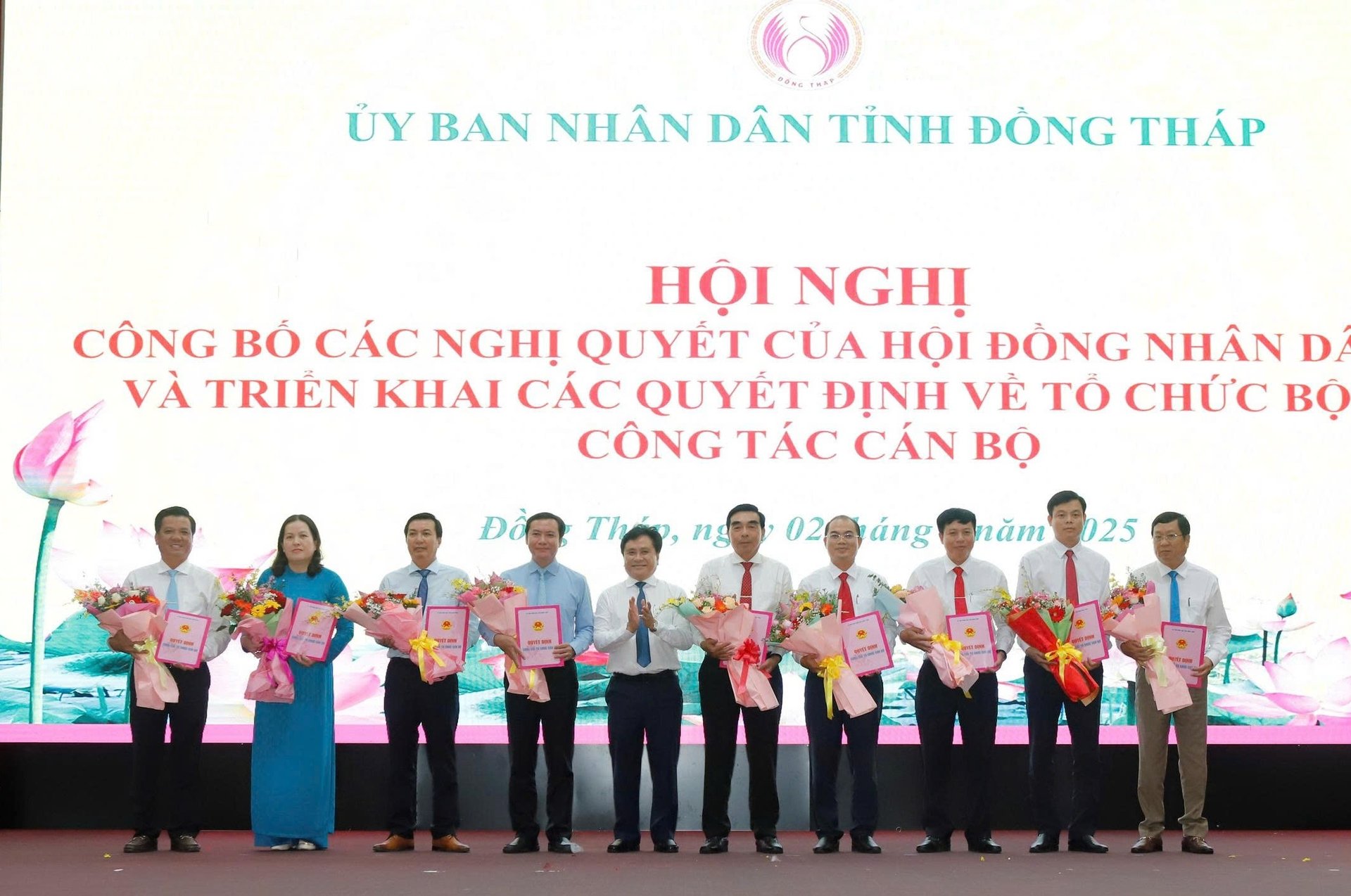 Ông Trần Văn Dũng, Phó Chủ tịch UBND tỉnh trao quyết định và tặng hoa chúc mừng Ban Giám đốc Sở Nông nghiệp và Môi trường tỉnh Đồng Tháp mới. Ảnh: Minh Đảm.