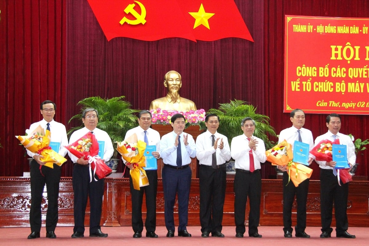 Lãnh đạo HĐND - UBND TP. Cần Thơ trao quyết định bổ nhiệm Giám đốc các Sở trực thuộc UBND thành phố. Ảnh: Kim Anh.