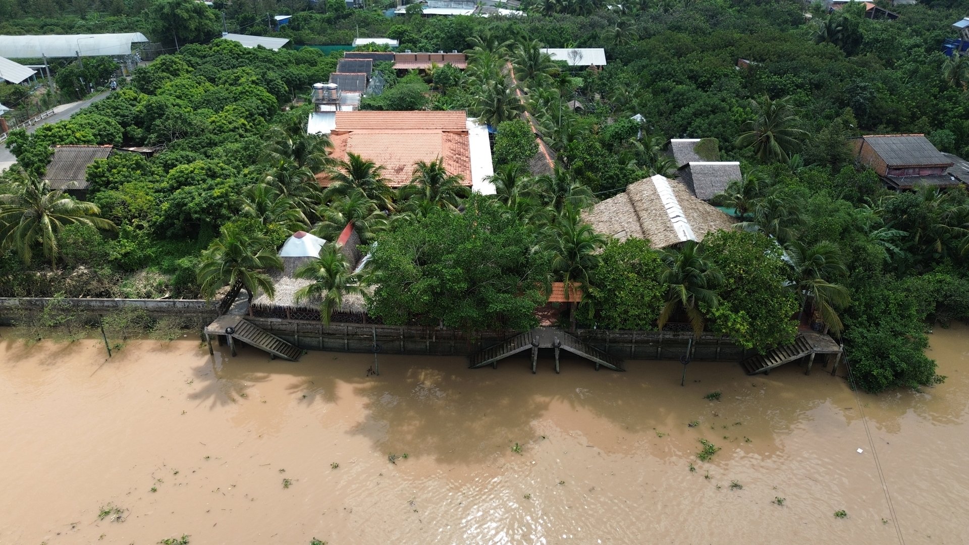 Aerial view of the coconut house standing out amid the waterways of Cu Lao An Binh. Photo: Ho Thao.