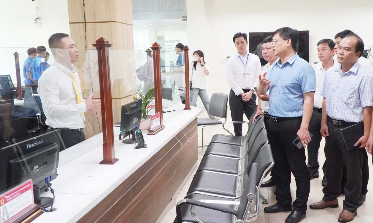 Lãnh đạo TP Huế kiểm tra hoạt động vận hành chính quyền 2 cấp. Ảnh: Văn Dinh.
