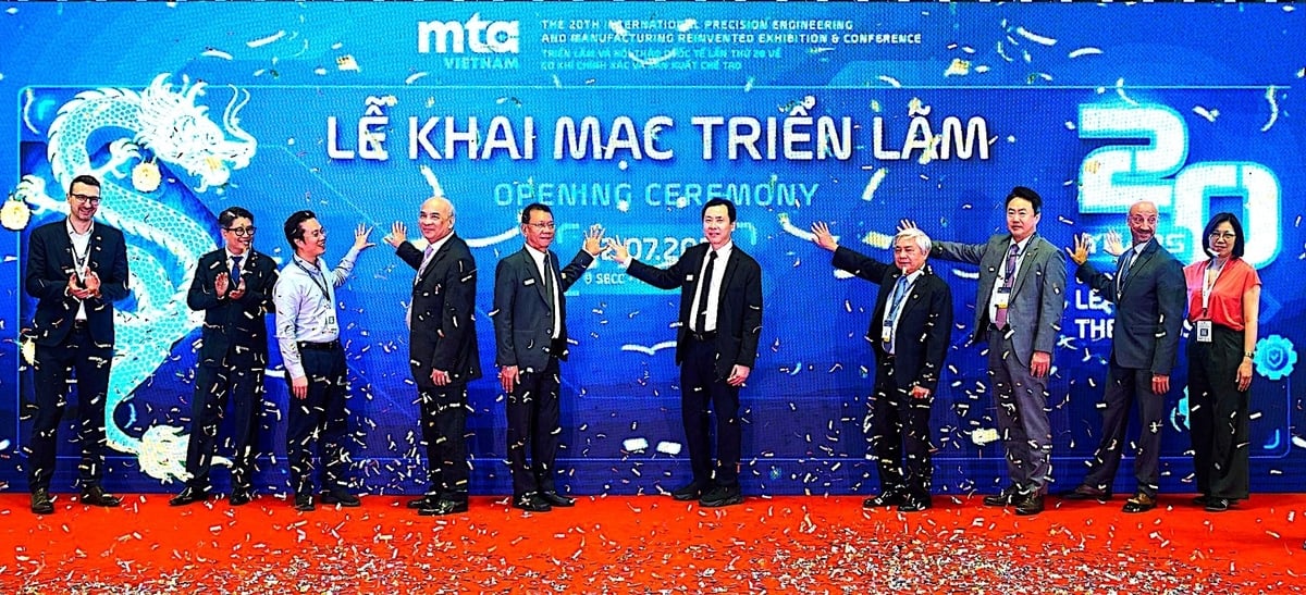 Các đại biểu nhấn nút khai mạc triển lãm MTA Vietnam 2025. Ảnh: HT.
