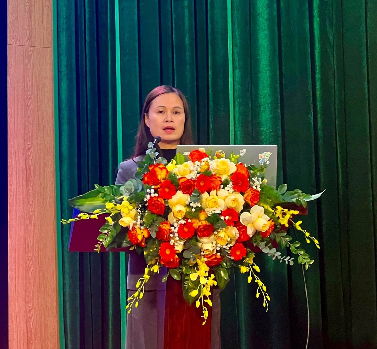 ThS. Nguyễn Thị Thu Hương, Trưởng phòng Nghiệp vụ của Quỹ phòng, chống tác hại của thuốc lá - Bộ Y tế chia sẻ Tác hại của hút thuốc lá, thuốc lá điện tử với sinh viên. Ảnh: Thủy Anh.