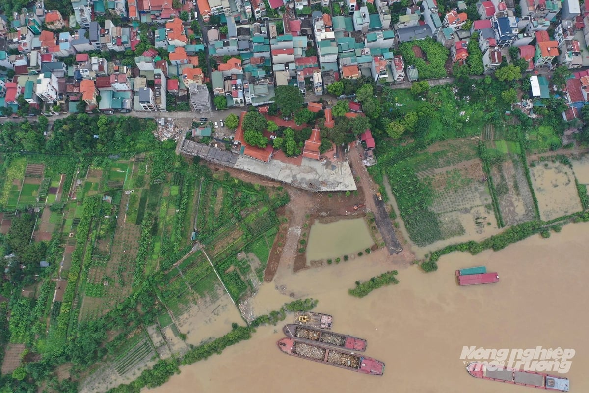 Công trường xây dựng trên hành lang thoát lũ sông Hồng nhìn từ trên cao. Ảnh: Tùng Đinh.