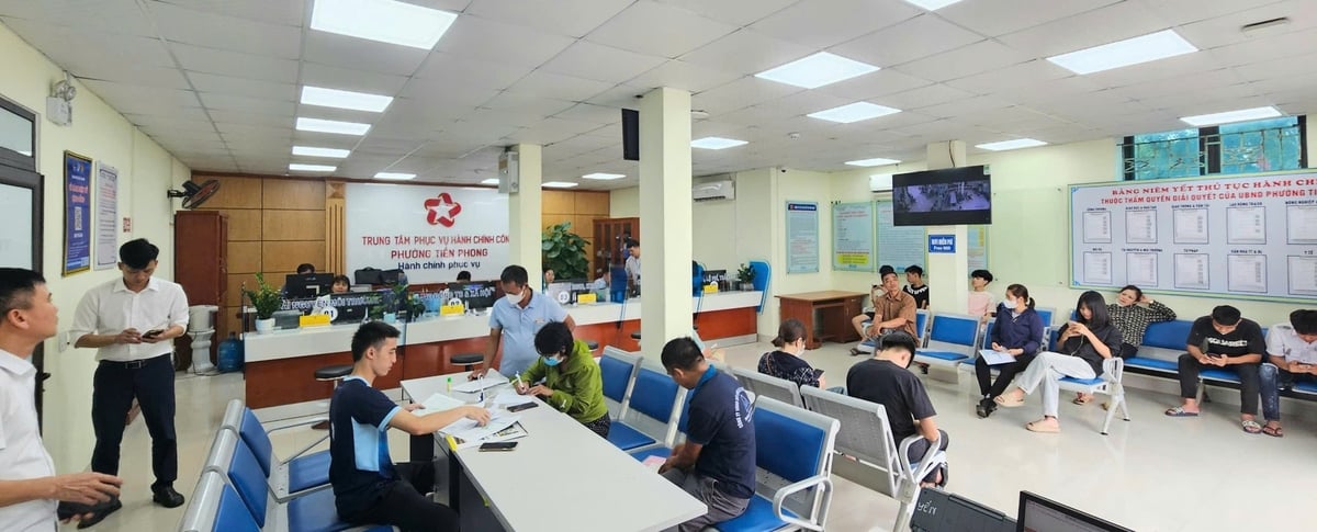 Ngày làm việc đầu tiên áp dụng mô hình chính quyền 2 cấp, người dân phường Tiền Phong (tỉnh Bắc Ninh mới) vẫn được 'phụng sự' trơn tru. Ảnh: Phạm Minh.