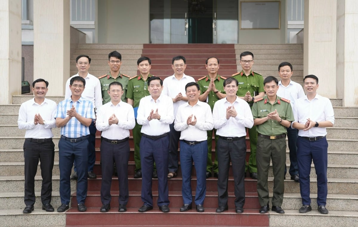Bí thư Tỉnh ủy Bắc Ninh mới Nguyễn Văn Gấu đã trực tiếp về kiểm tra, động viên phường Tiền Phong. Ảnh: Phạm Minh.