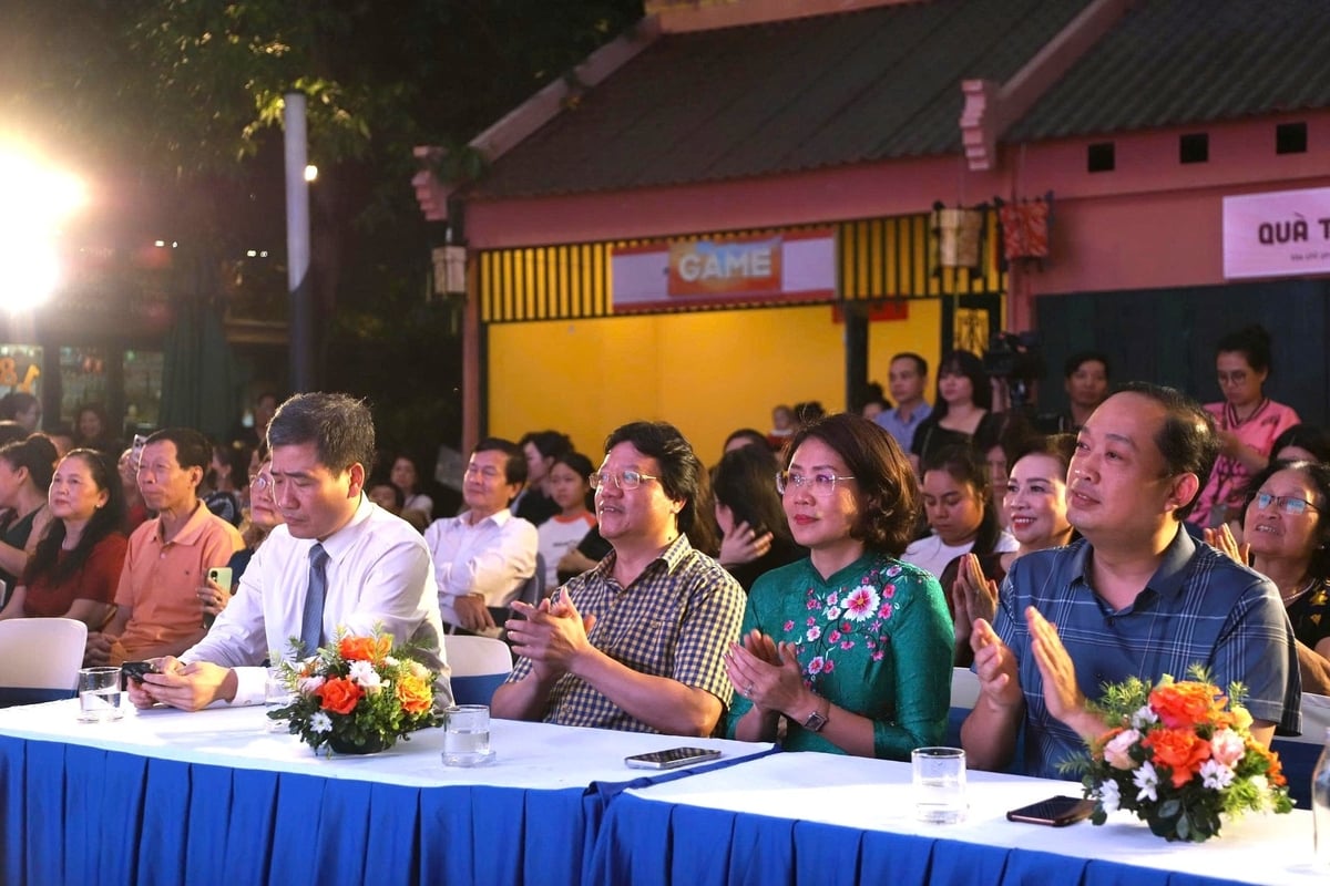 Đại biểu và khán giả tại chương trình. Ảnh: Nguyễn Trường.