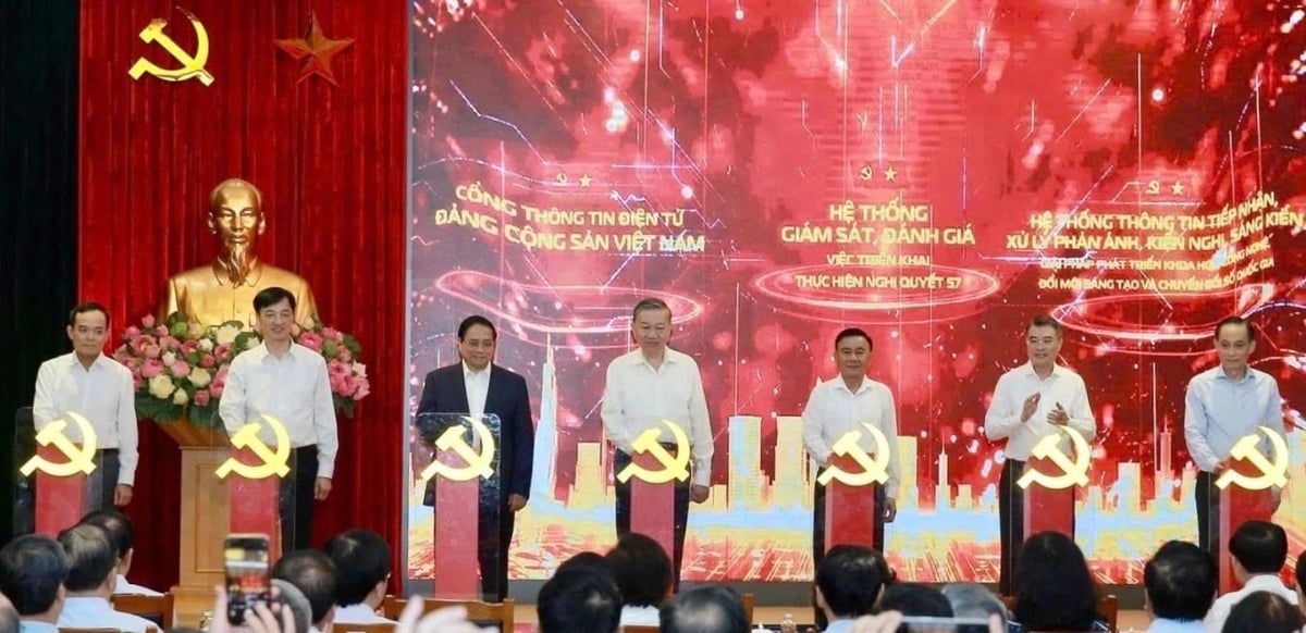 Tổng Bí thư Tô Lâm, Thủ tướng Phạm Minh Chính ấn nút khai trương, ra mắt 3 nền tảng số phục vụ giám sát triển khai Nghị quyết 57, sáng 2/7. Ảnh: Cổng thông tin Đảng Cộng sản.