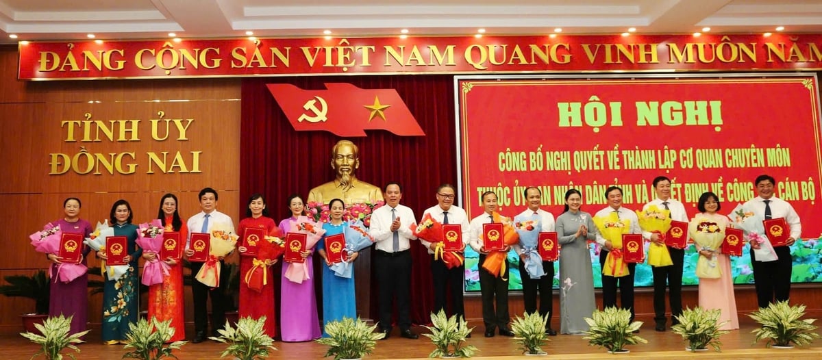 Phó bí thư thường trực Tỉnh ủy, Chủ tịch HĐND tỉnh Tôn Ngọc Hạnh và Phó bí thư Tỉnh ủy, Chủ tịch UBND tỉnh Võ Tấn Đức trao quyết định bổ nhiệm chức danh lãnh đạo cấp trưởng các cơ quan chuyên môn. Ảnh: Hoàng Phúc.