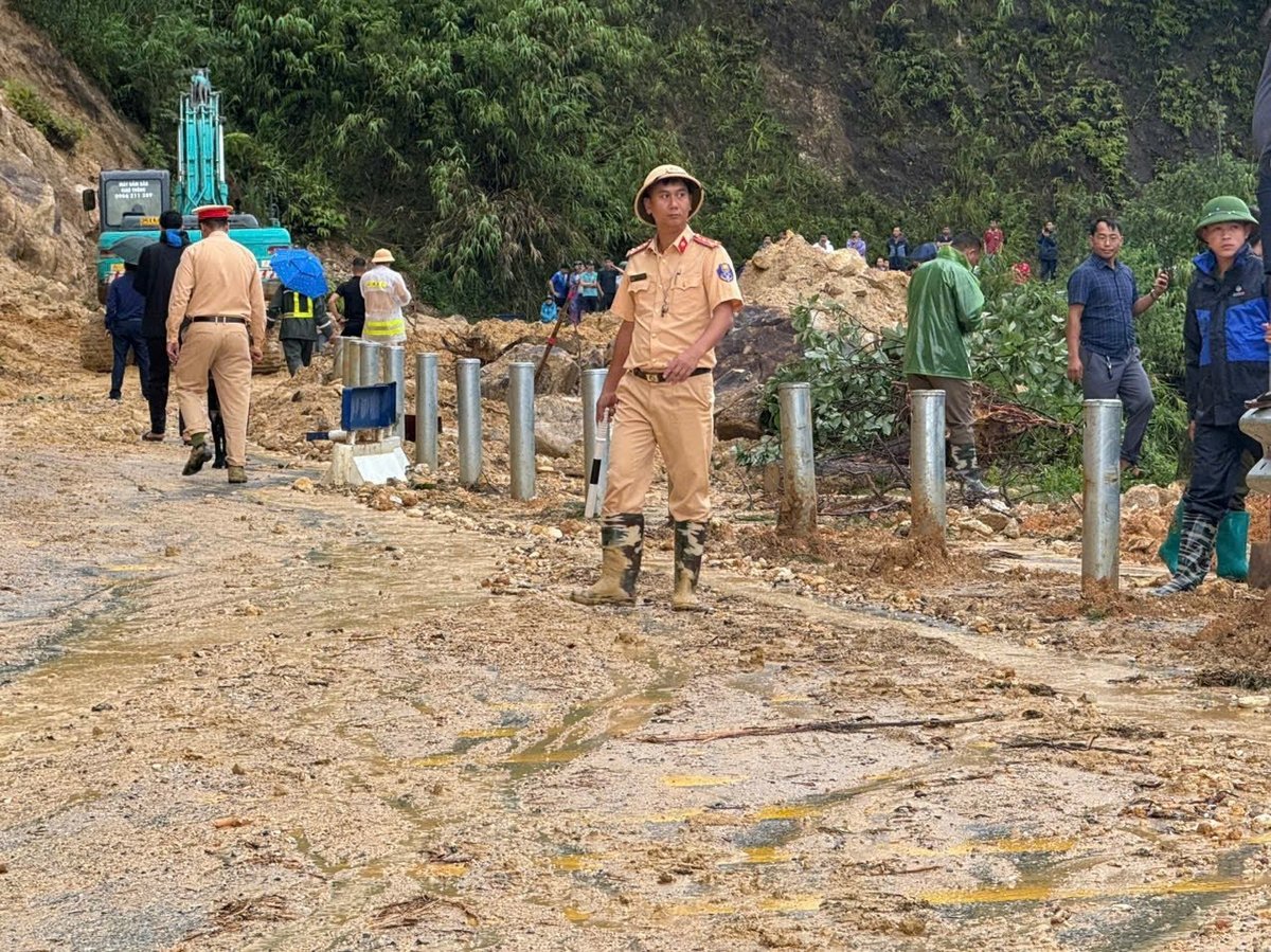 Các lực lượng chức năng tại hiện trường vụ việc. Ảnh: D.D.