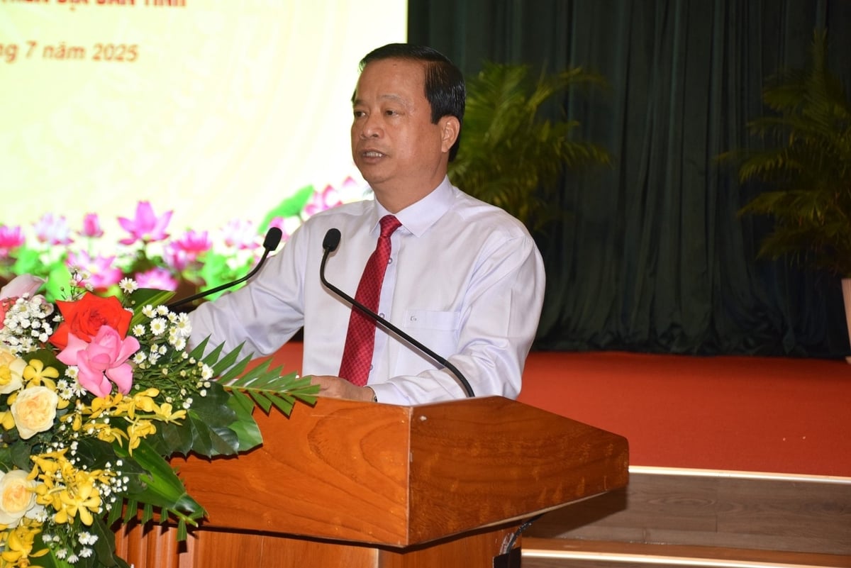 Ông Nguyễn Tuấn Thanh, Phó Chủ tịch Thường trực UBND tỉnh Gia Lai, báo cáo kết quả thực hiện kinh tế-xã hội 6 tháng đầu năm và triển khai nhiệm vụ trọng tâm 6 tháng cuối năm. Ảnh: V.Đ.T.