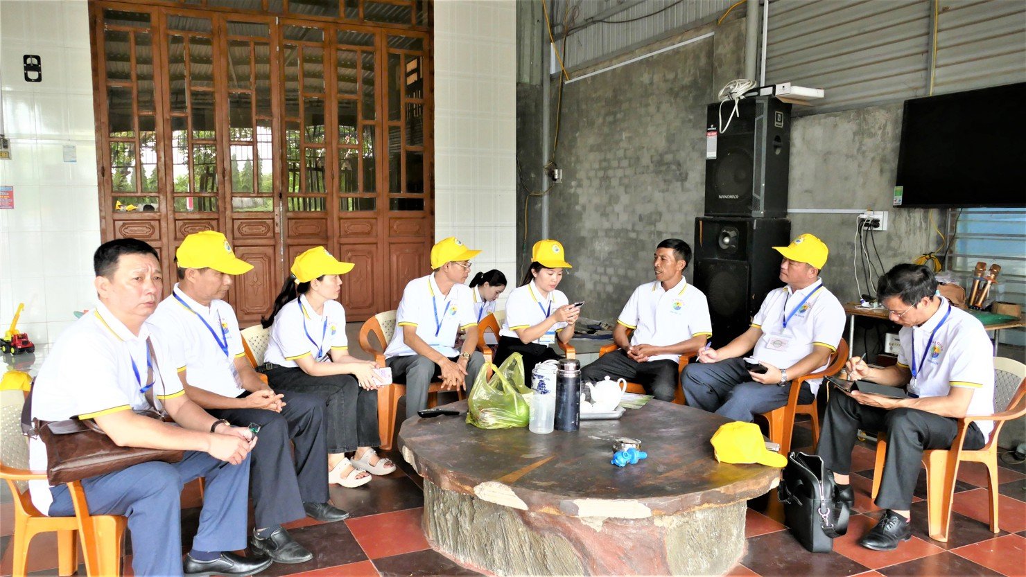 Cán bộ điều tra thực hiện nhiệm vụ thu thập thông tin tại một hộ dân trên địa bàn tỉnh Đắk Lắk. Ảnh: Cổng thông tin Đắk Lắk.