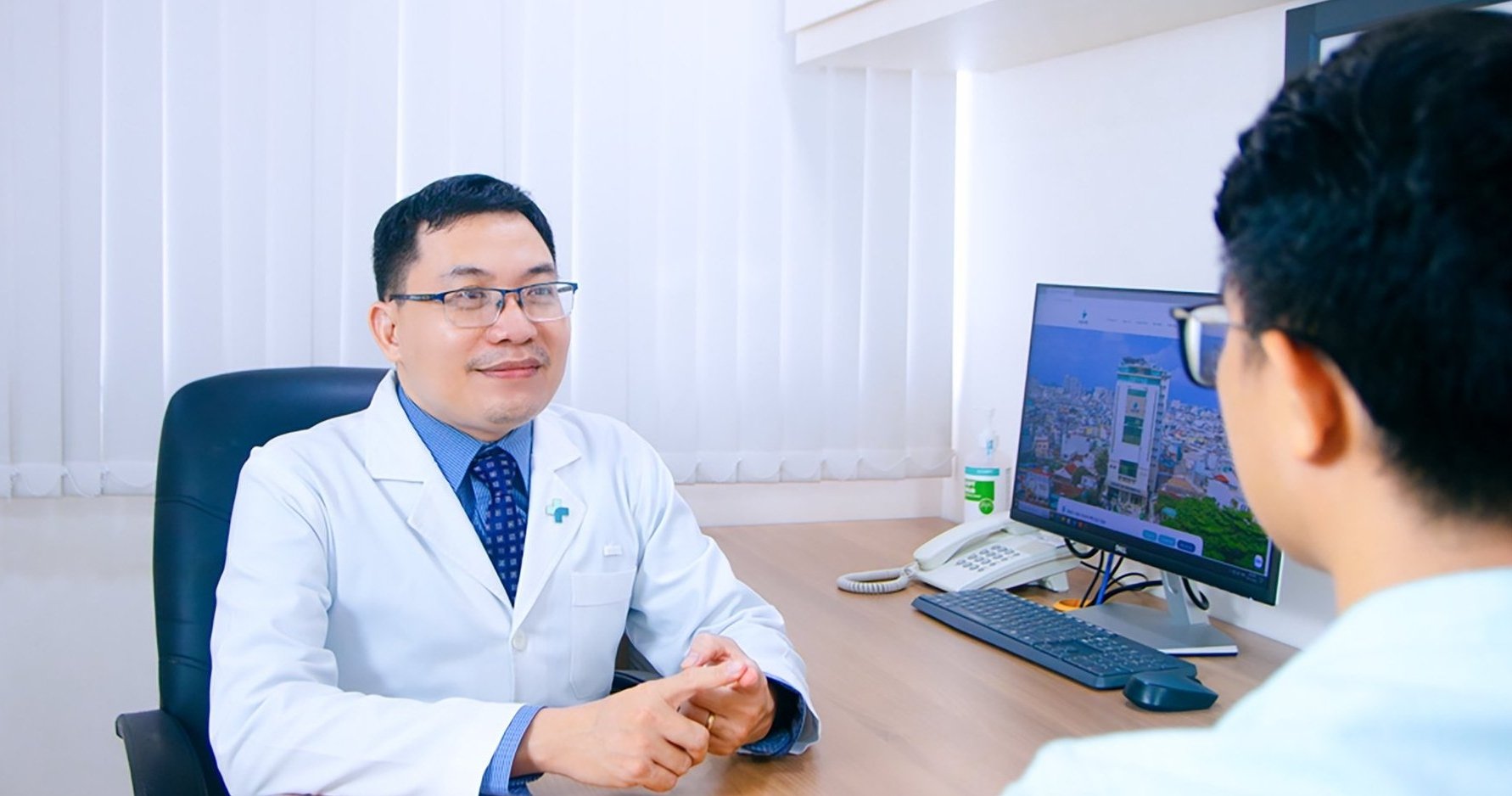 Bác sĩ kiểm tra sức khỏe định kỳ giúp phát hiện và điều trị sớm bệnh lý tim mạch. Ảnh: Thảo Ngọc.