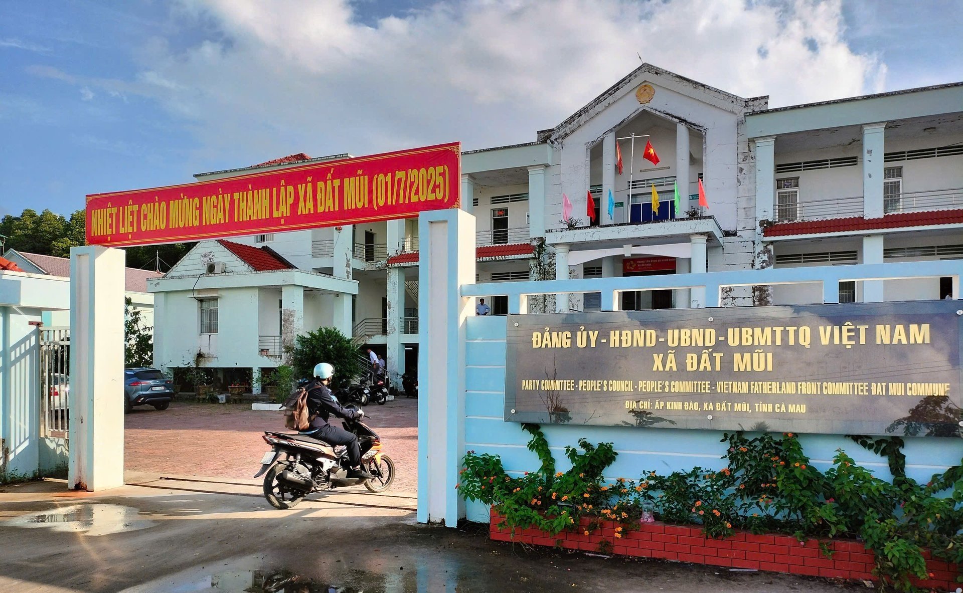 Người dân ĐBSCL không gặp trở ngại trong các thủ tục hành chính khi vận hành chính quyền hai cấp. Ảnh: Trọng  Linh.