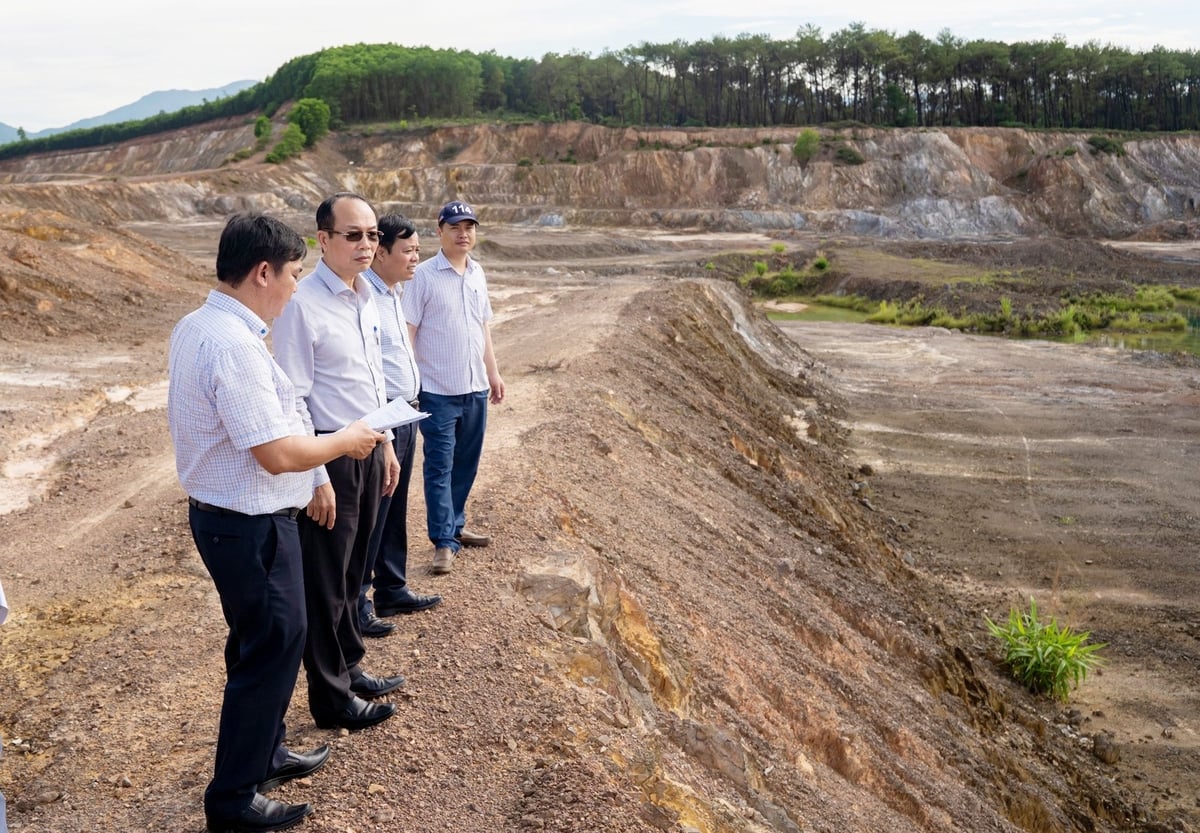 Lãnh đạo TP Huế kiểm tra các mỏ đất và các khu vực tiềm năng trên địa bàn. Ảnh: Văn Dinh.
