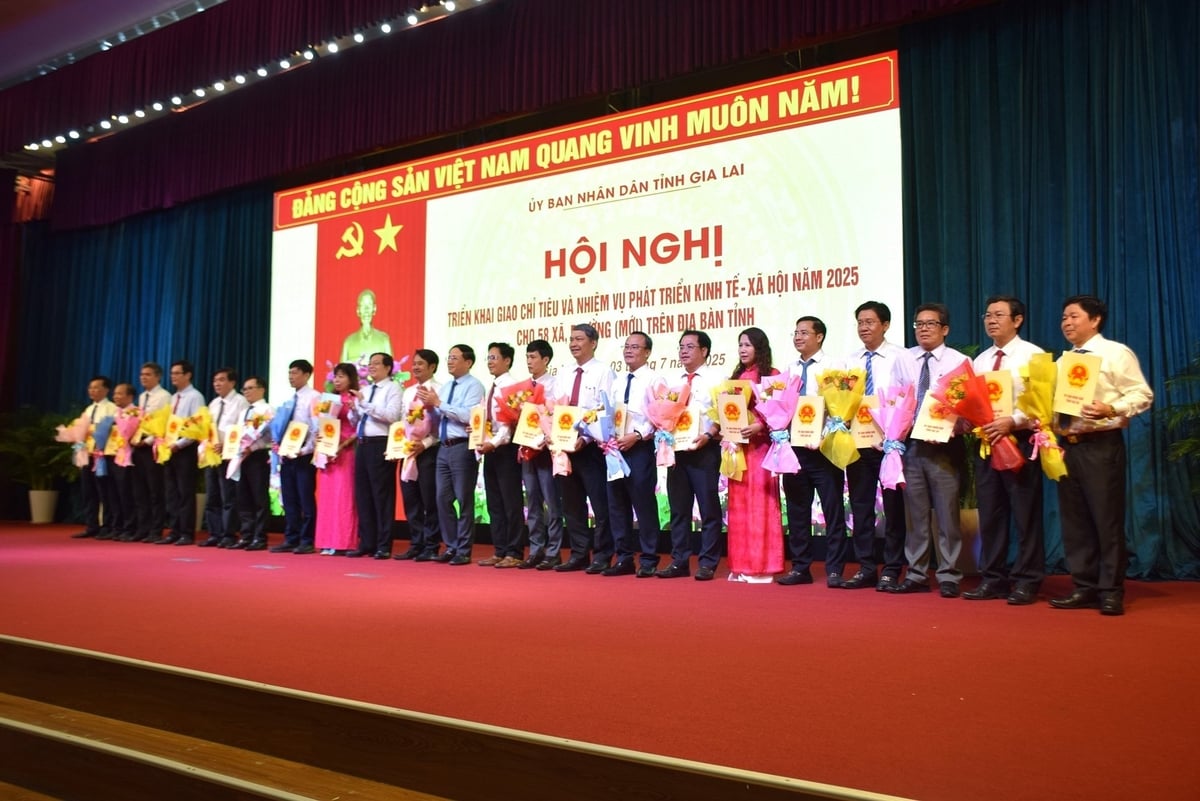 Lãnh đạo 58 xã, phường trên địa bàn Bình Định cũ nhận nhiệm vụ phát triển kinh tế-xã hội và nhiệm vụ trọng tâm năm 2025. Ảnh: V.Đ.T.