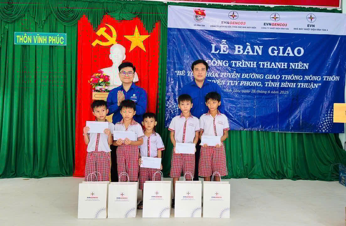 Đại diện Đoàn Thanh niên EVNGENCO3 trao tặng 20 suất học bổng cho học sinh nghèo hiếu học trên địa bàn thôn Vĩnh Phúc. Ảnh: Vĩnh Tân 4.