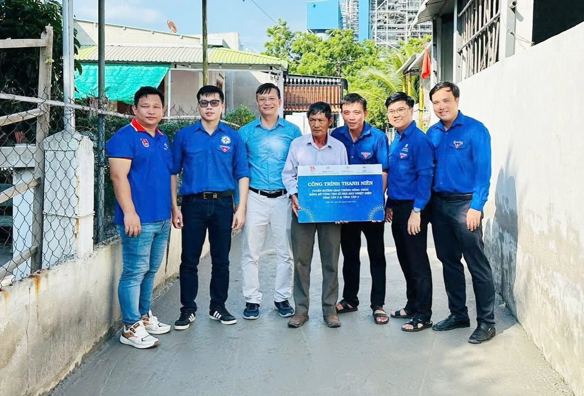 Đại diện các tổ chức Đoàn trao biểu trưng bàn giao công trình thanh niên cho đại diện địa phương. Ảnh: Vĩnh Tân 4.